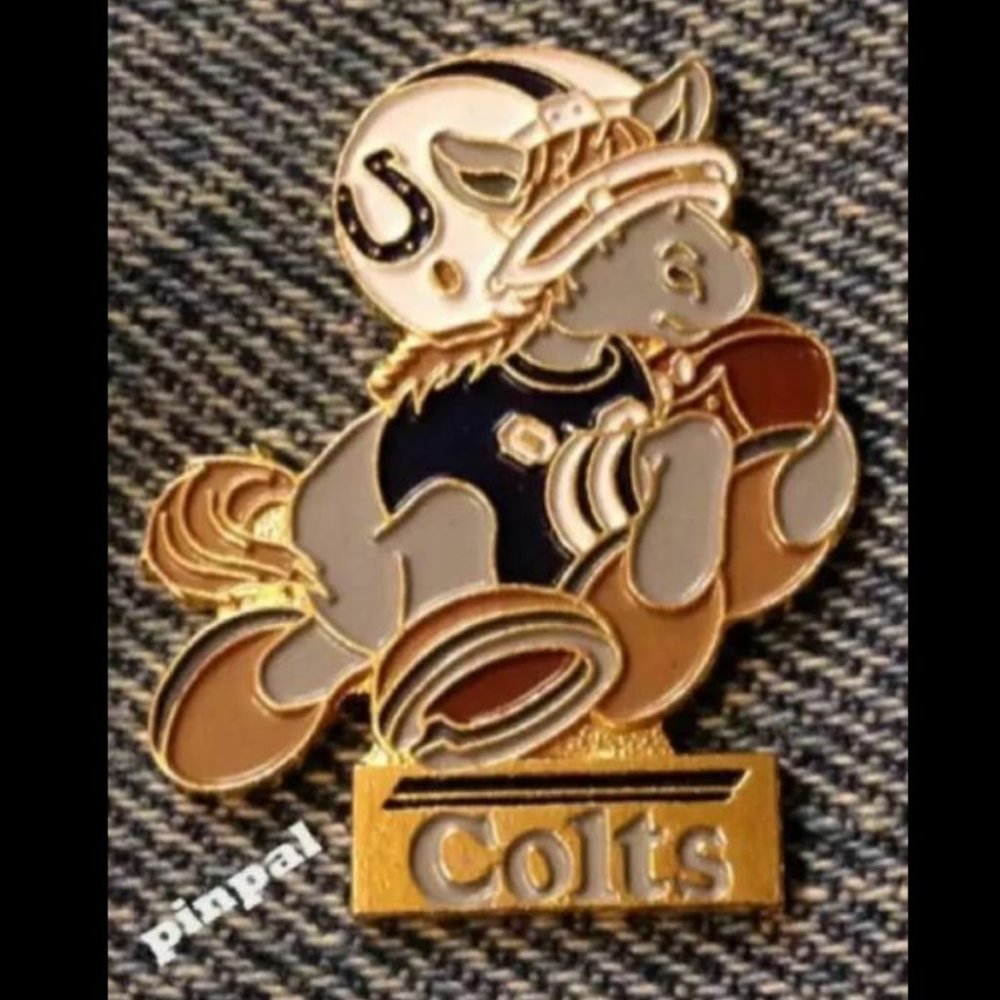 Indianapolis Colts ~ NFL ~ Huddles Pin ~ Football ~ 80's vintage ~ Enamel
